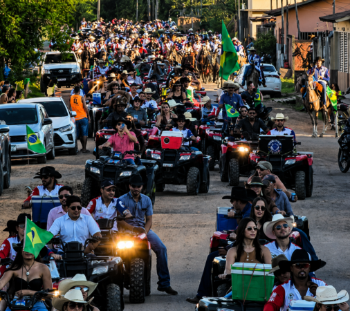 Cavalgada do Circuito Marca V5 reunindo cavaleiros e quadriciclos em Sena Madureira.