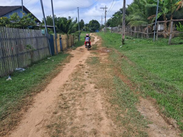Primeira rua pavimentada na comunidade Boca do Caeté, em Sena Madureira.