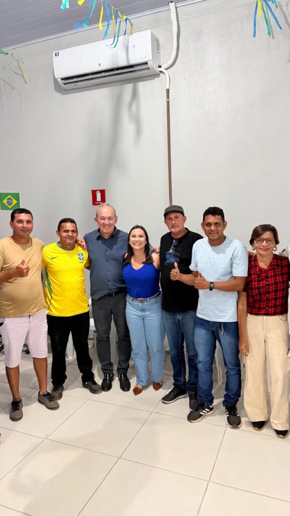Vereadora Helissandra Matos durante reunião com moradores do Segundo Distrito e a governadora Mailza Assis.