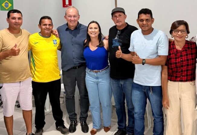 Vereadora Helissandra Matos durante reunião com moradores do Segundo Distrito e a governadora Mailza Assis.