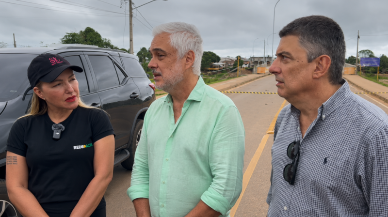 Escombros da ponte Frei Paolino bloqueando o Rio Iaco em Sena Madureira