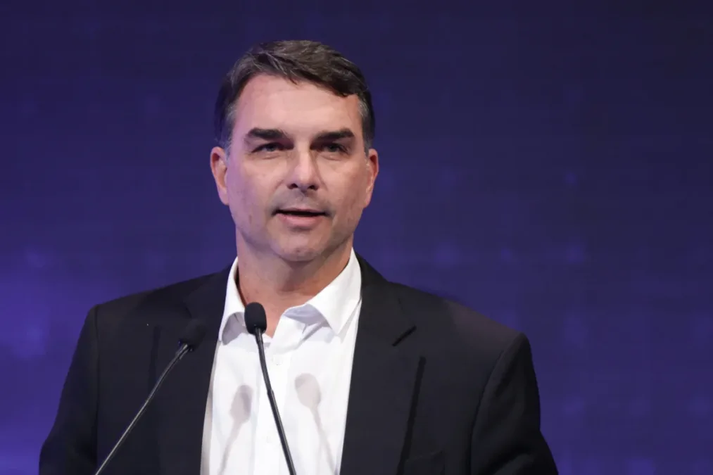 PF conclui que Flávio Bolsonaro cometeu calúnia contra Lula e envia caso ao STF