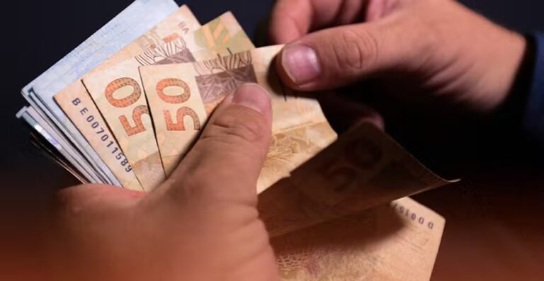 Governo do Acre antecipa pagamento de junho e conclui reajuste salarial dos servidores.