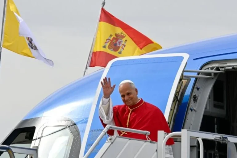 Papa Leão XIV tem retorno a Roma adiado após falha técnica em avião na Espanha.