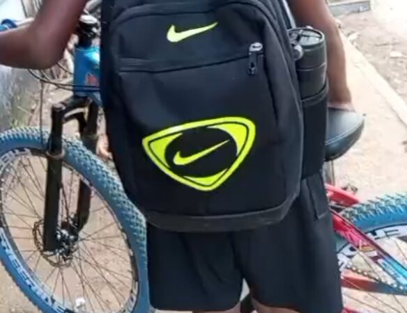 Mãe denuncia falta de câmeras após bicicleta de aluno autista ser danificada em escola.