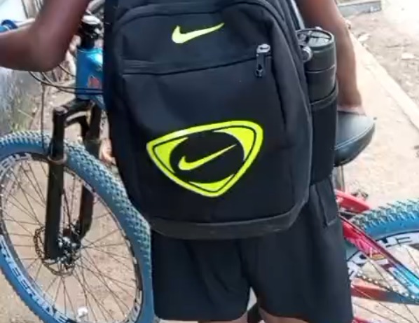 Bicicleta de aluno autista é danificada e mãe denuncia falta de câmeras em escola