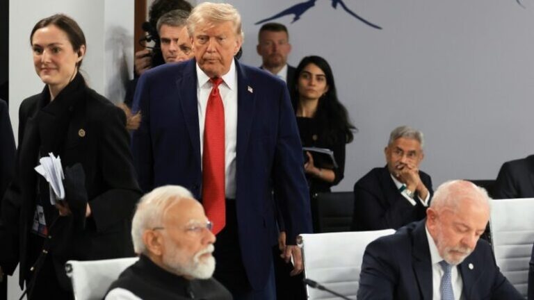 Lula e Trump se cumprimentam durante encontro na cúpula do G-7