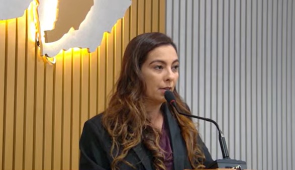 Vereadora Lays alerta sobre bloqueio de recursos em 24 conselhos escolares de Sena