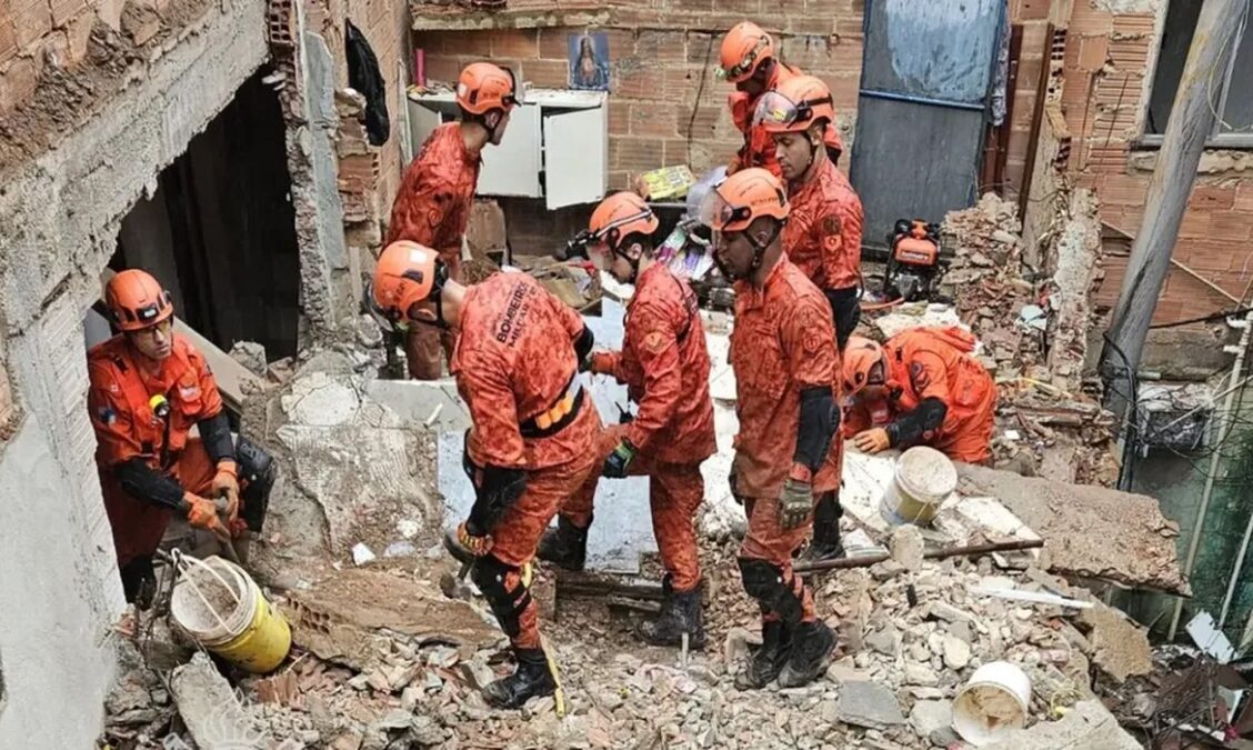 Duas crianças morrem após desabamento de casa no Rio de Janeiro