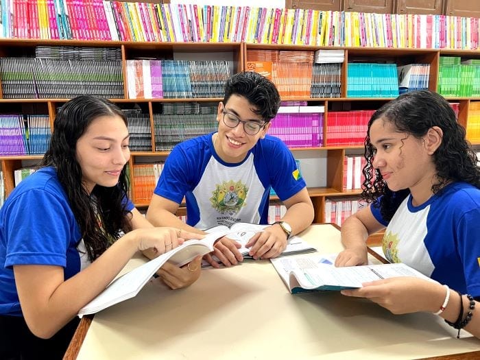 Estudantes em sala de aula realizando provas do Enem.