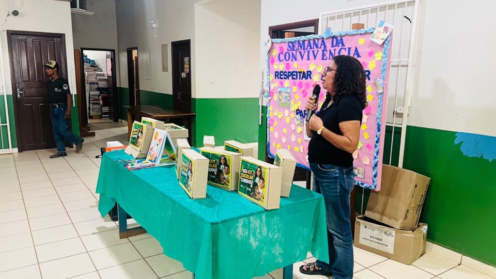 Educação do Acre distribui 1,1 mil kits escolares para estudantes de Capixaba