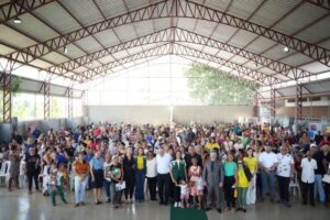 Mailza Assis lança programa habitacional e entrega títulos definitivos para famílias em Rio Branco.