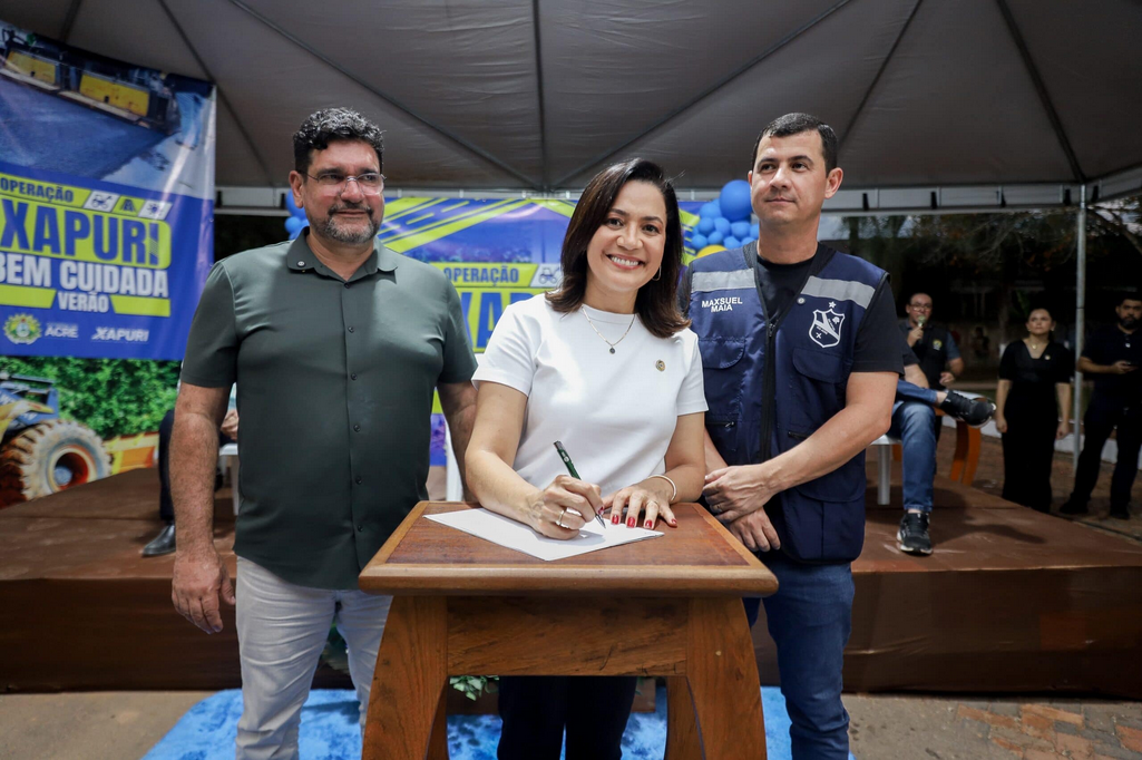 Mailza Assis entrega kits escolares e anuncia reforma de escolas rurais em Xapuri