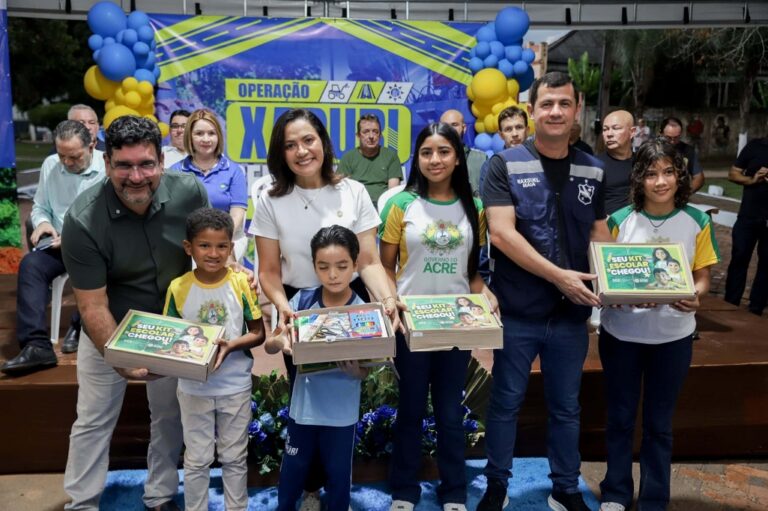 Mailza Assis entrega kits escolares e anuncia reforma de escolas rurais em Xapuri