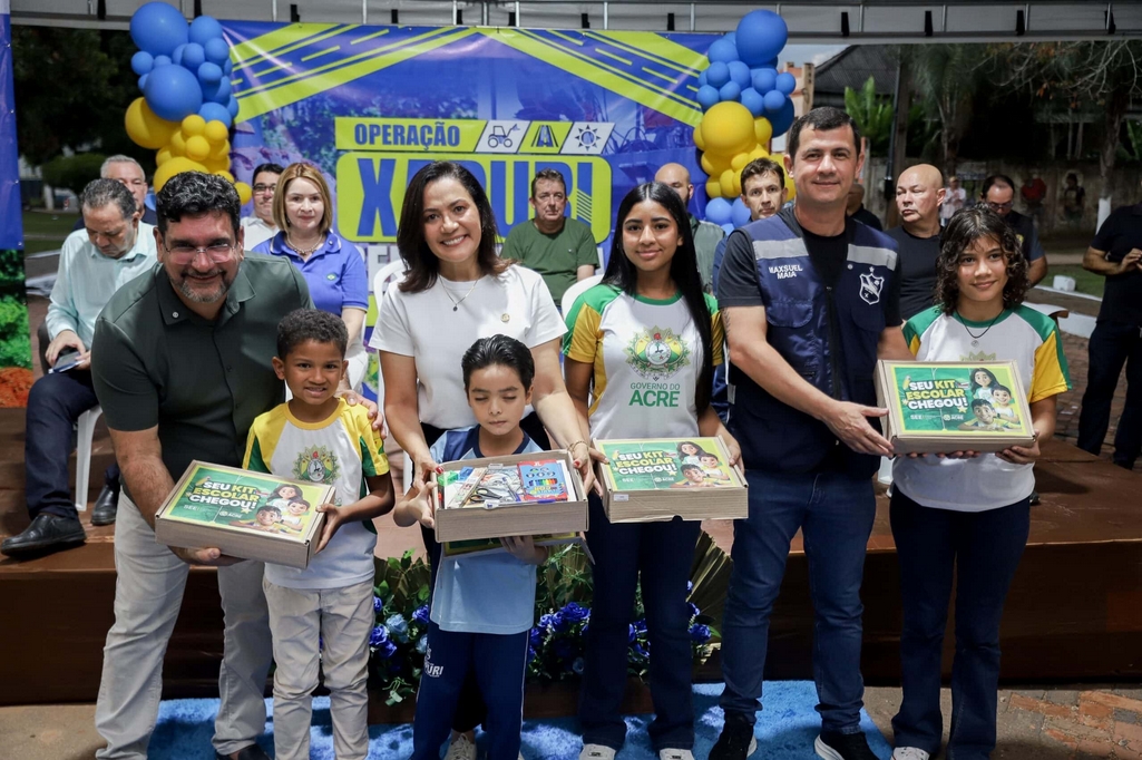 Mailza entrega 4,4 mil kits escolares e anuncia reforma de escolas rurais em Xapuri