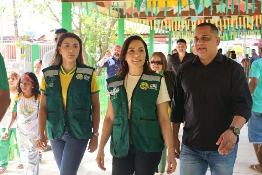 Mailza Assis lança programa habitacional e entrega títulos definitivos para famílias em Rio Branco.