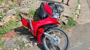 Motociclista fica ferida após colisão com caminhonete em cruzamento do bairro Ivete Vargas, em Rio Branco.
