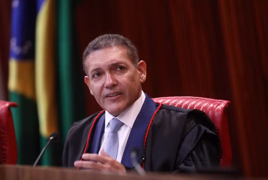 TSE analisa suspensão de pesquisa sobre Flávio Bolsonaro após decisão de Nunes Marques
