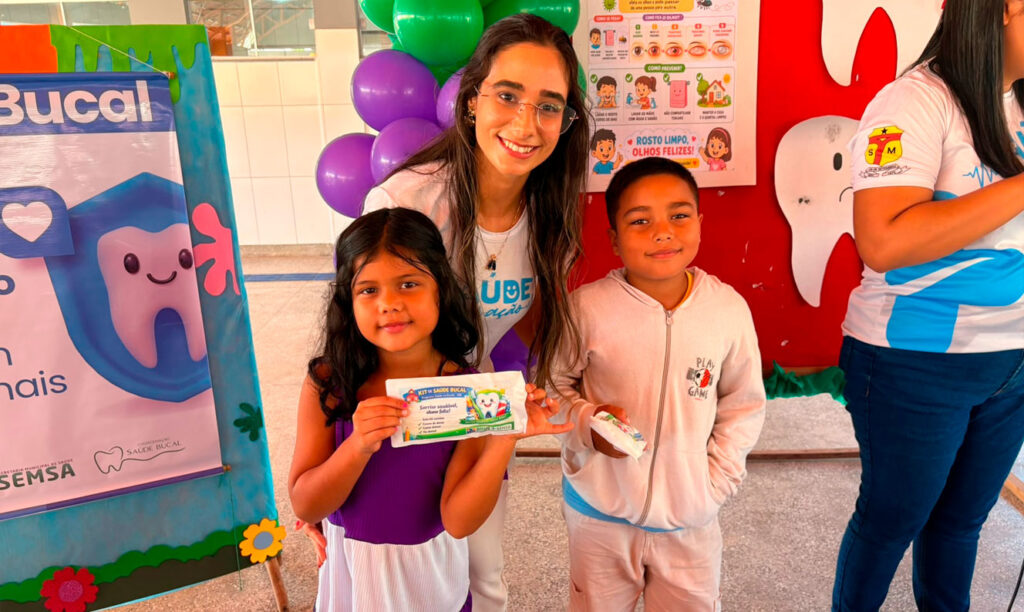 Alunos recebem kits de saúde bucal em Sena Madureira durante ação da Prefeitura