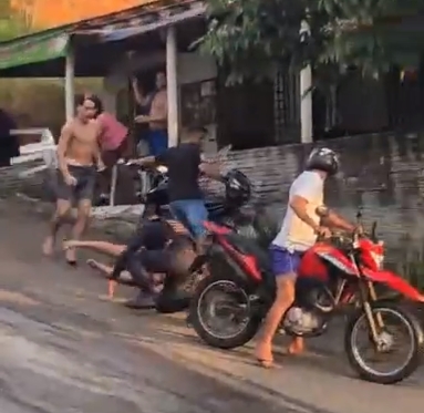 Briga generalizada entre família e policiais causa tumulto em Cruzeiro do Sul