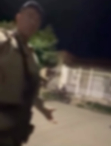 Policial é afastado após agredir mulher durante blitz em vídeo