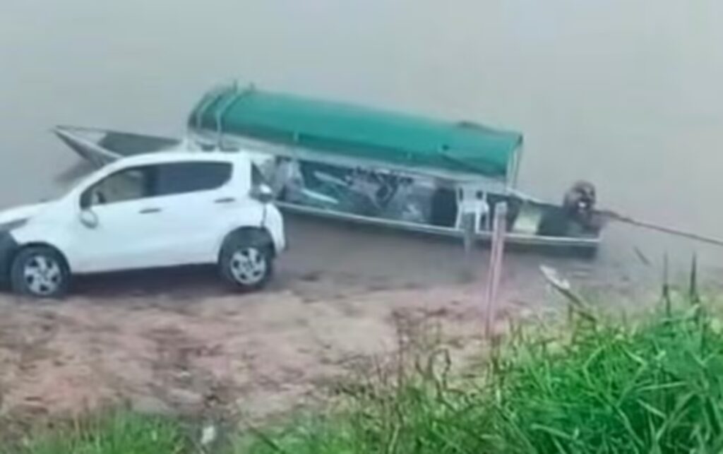 Motorista é preso por embriaguez após capotar carro em Tarauacá