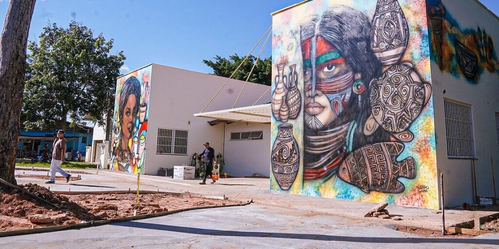 Fachada externa da nova Casa Fio a Fio em Rio Branco, exibindo a identificação visual do centro de capacitação para mulheres sobre a entrada principal.