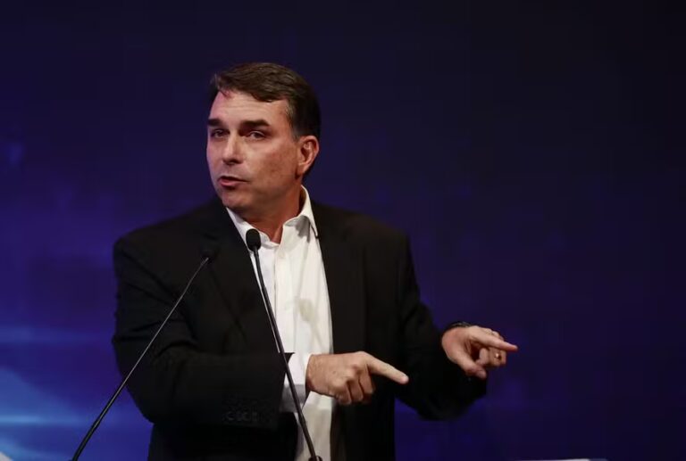 Flávio Bolsonaro fala sobre defesa de empresas brasileiras e relação comercial com os Estados Unidos.