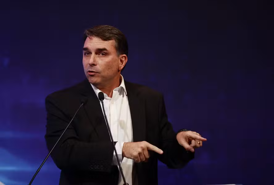 Flávio Bolsonaro muda discurso sobre tarifas e fala em defesa de empresas brasileiras