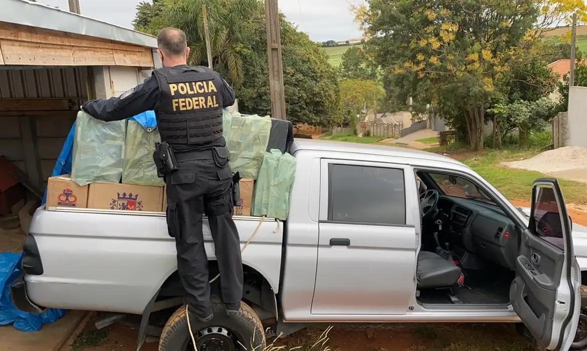 Operação da Polícia Federal contra cigarros eletrônicos ilegais cumpre 51 mandados em sete estados