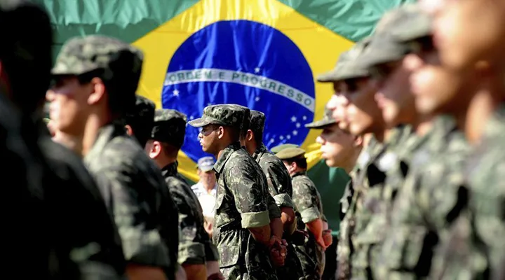 Militares das Forças Armadas transportam urnas eletrônicas em área remota do Acre.