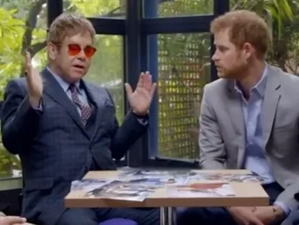 Pedido de dinheiro teria abalado amizade de príncipe Harry e Elton John, diz jornalista