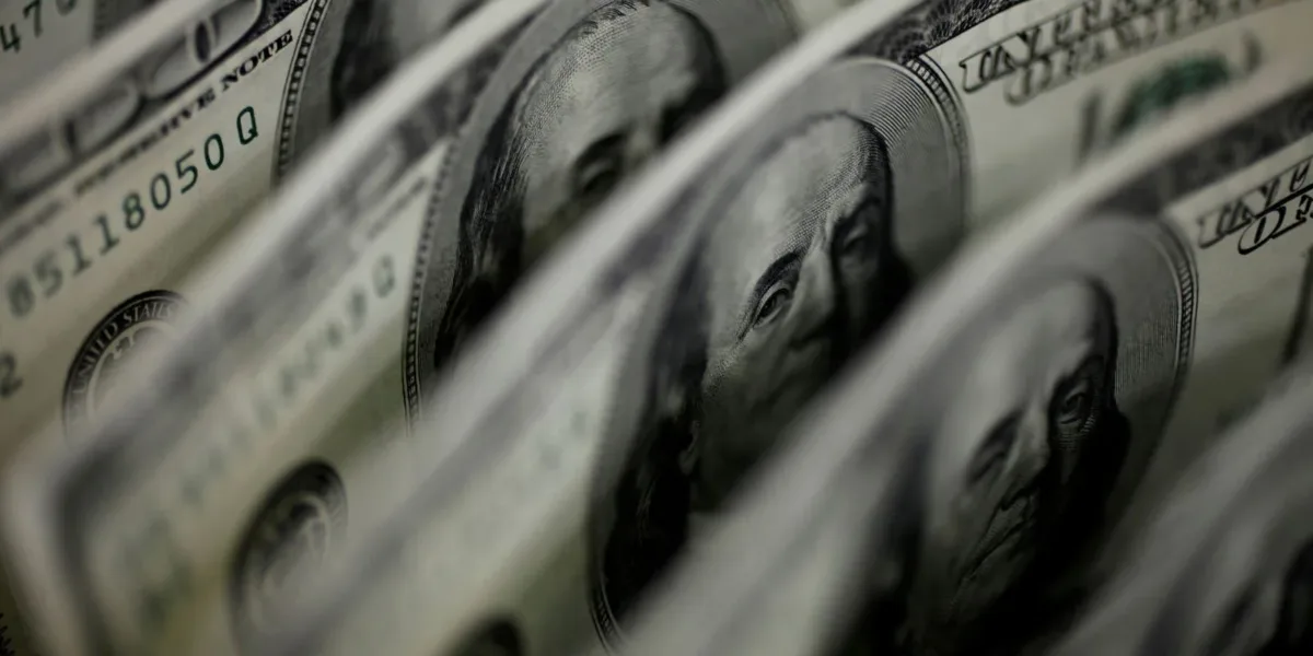 Dólar sobe para R$ 5,11, e bolsa fica estável, apesar de tensão global
