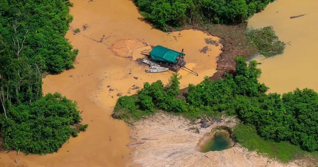 Marinha do Brasil intensifica fiscalização contra embarcações usadas no garimpo ilegal em rios do Acre.