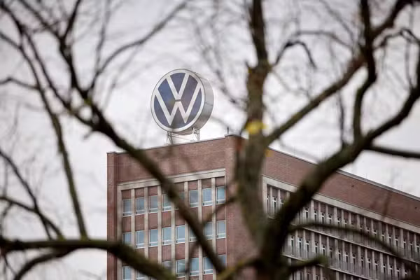 Volkswagen anuncia reestruturação global com cortes de empregos e redução da produção
