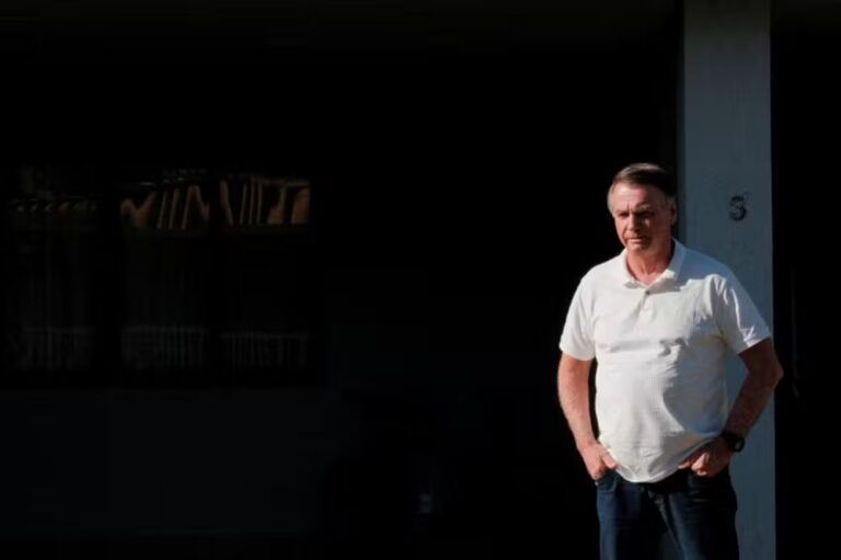 Polícia Federal faz buscas por armas na casa de Jair Bolsonaro após decisão do STF