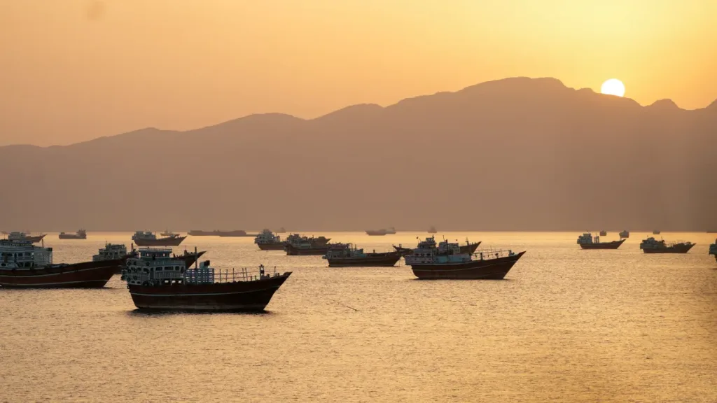 Explosões são registradas perto da Ilha de Qeshm, no Irã, durante nova escalada militar no Estreito de Ormuz.