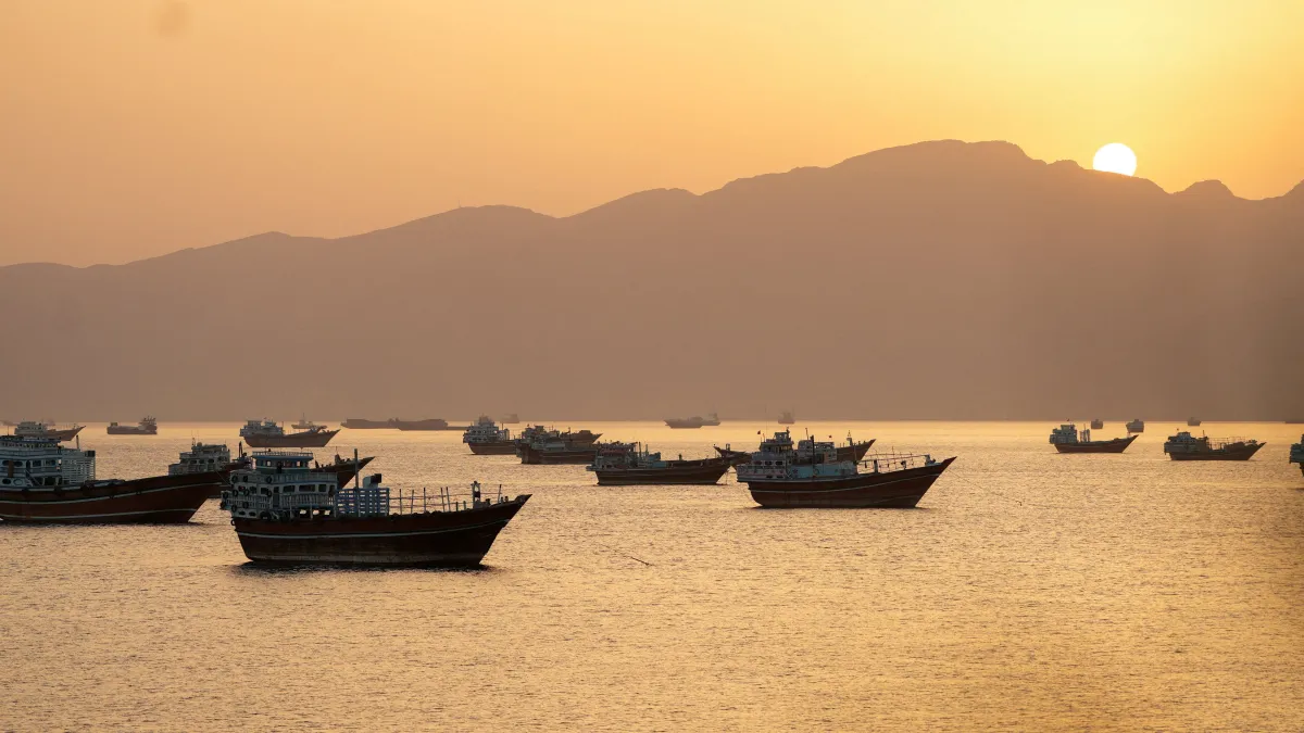 Explosões atingem Ilha de Qeshm, no Irã, em meio à escalada de ataques no Estreito de Ormuz