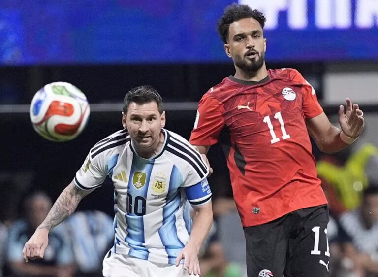 Atacante do Egito critica arbitragem após eliminação para a Argentina