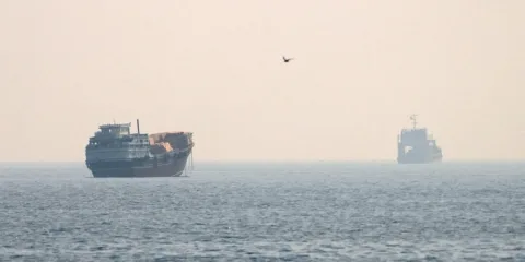Trump recua e desiste de cobrar taxa sobre navios no Estreito de Ormuz