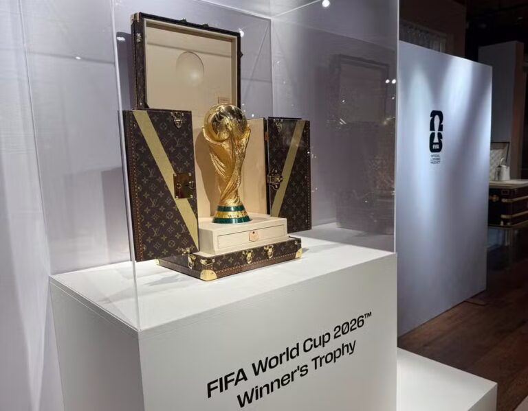 Do que é feita a taça da Copa do Mundo e quais materiais compõem o troféu.