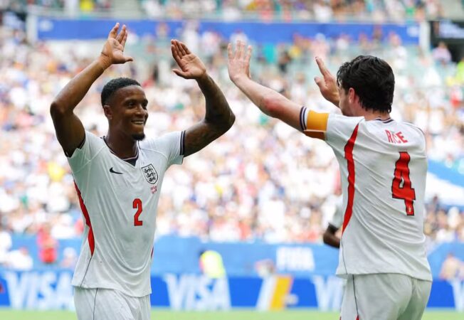 Torcedores reagem à atuação da Inglaterra contra a França na Copa do Mundo.