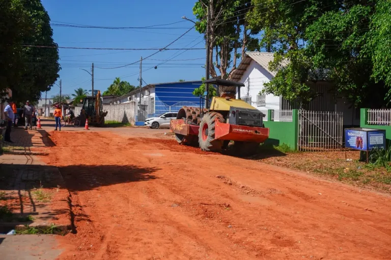 Deracre leva obras de asfaltamento a 32 ruas do município de Senador Guiomard.
