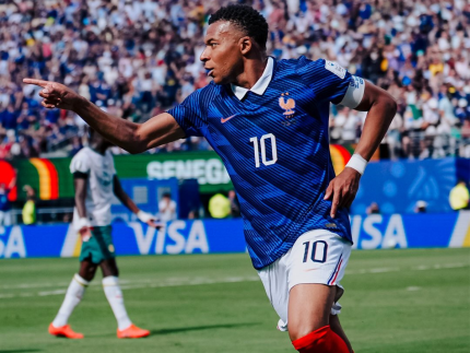 Mbappé acirra disputa com Messi e quebra mais um recorde na Copa