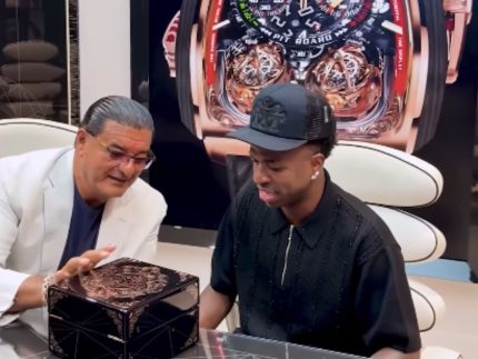 Coincidência? Vini Jr. ganha presente de R$ 1 milhão da joalheria da qual Virginia é embaixadora