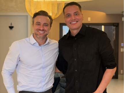 Parceria de 10 anos! Leo Dias revitaliza sorriso com o que há de melhor na odontologia moderna