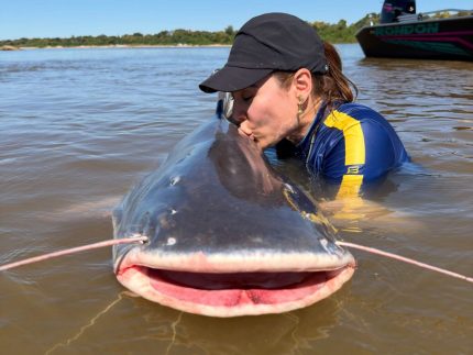 Naiara Azevedo abre álbum de pesca esportiva e mostra peixe de 2 metros