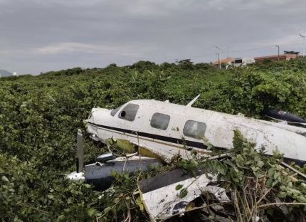 Avião de pequeno porte cai em praia de Santa Catarina e deixa dois feridos