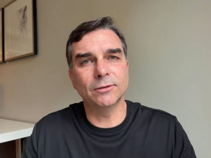 Flávio Bolsonaro critica ação da Polícia Federal contra o pai: “Cortina de fumaça”