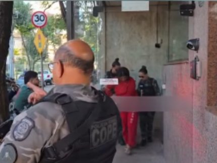 hostilizada,-diarista-que-matou-casal-de-idosos-participa-de-reconstituicao-em-bh